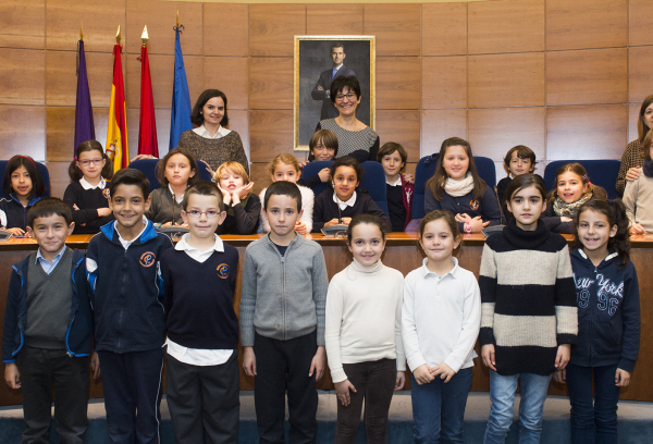 Foto de grupo de la alcaldesa con los escolares