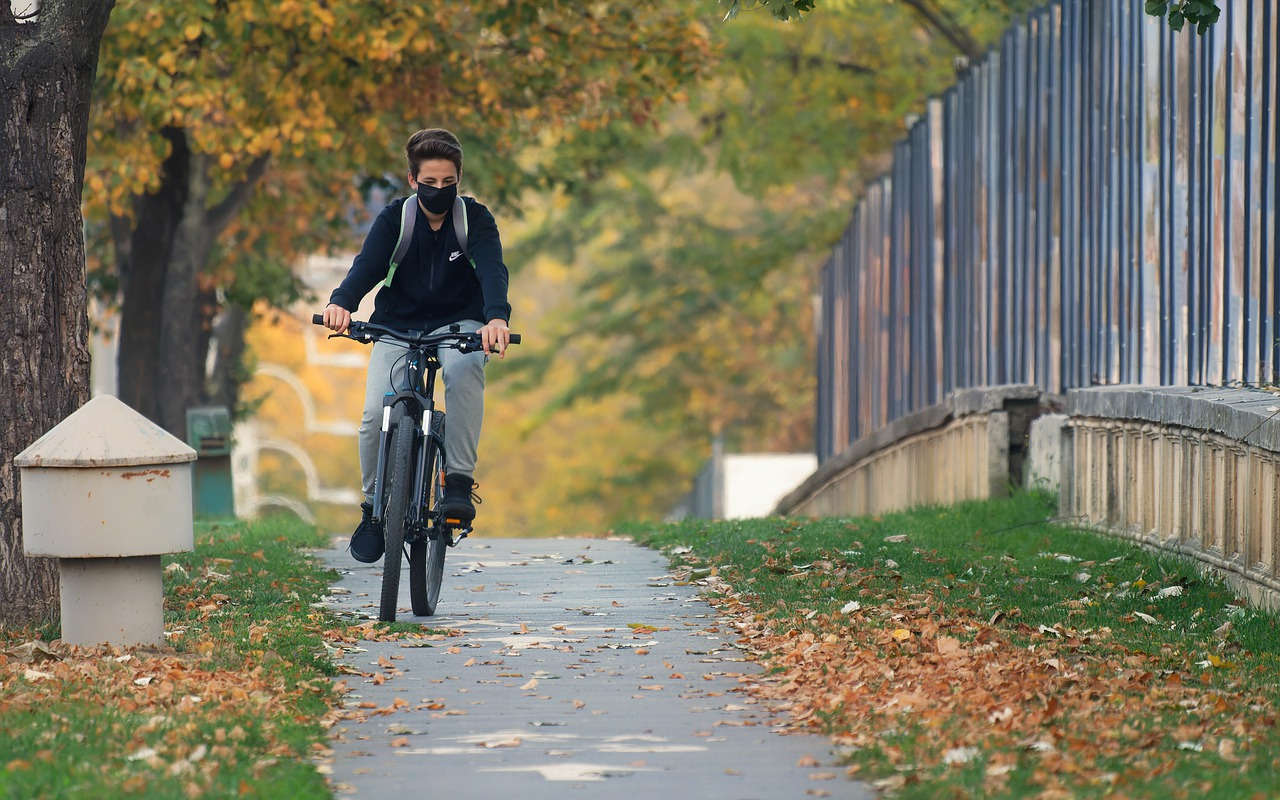 Paseo en bicicleta eléctrica; aprende a reconocer los árboles del Parque Forestal