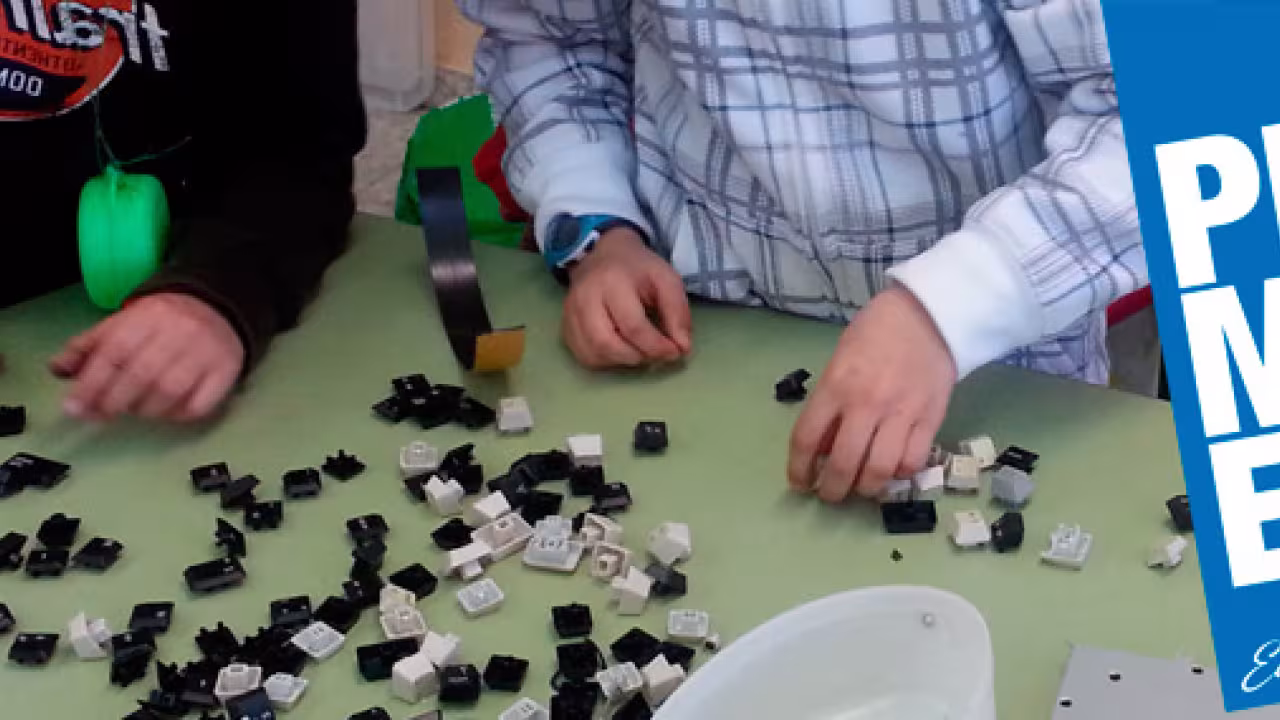 Niños armando un robot